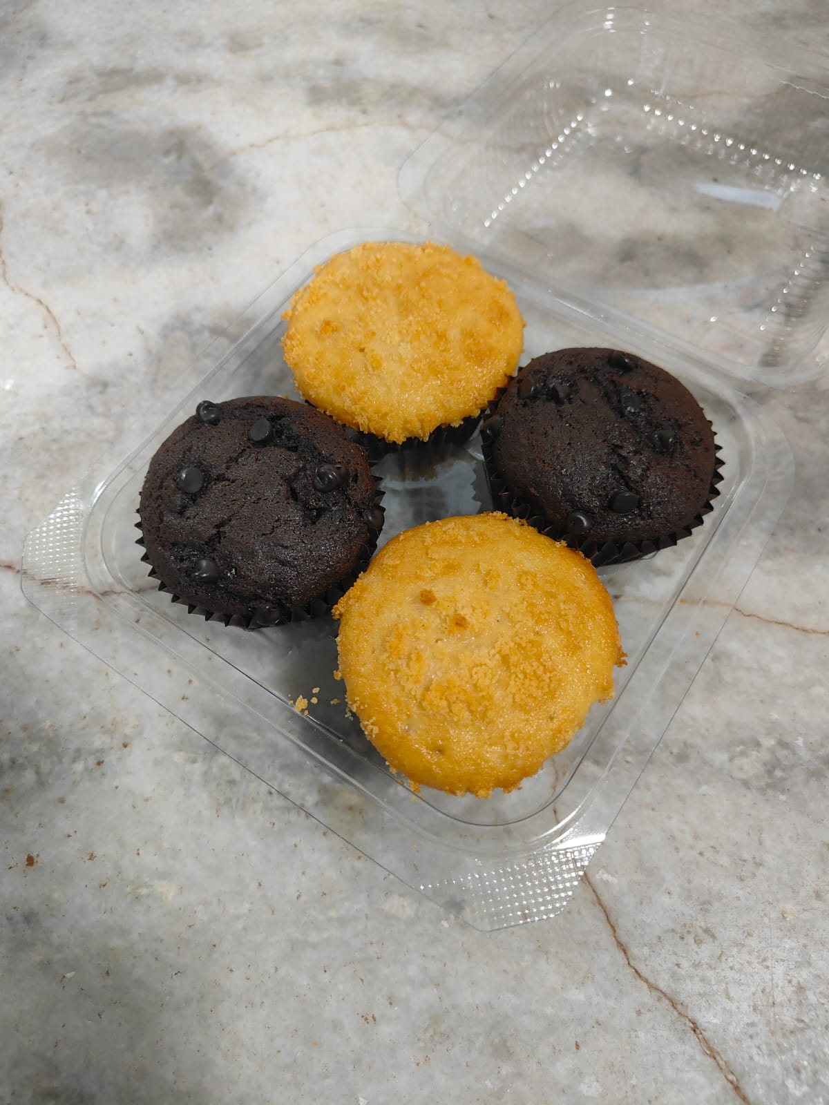 Pack of 4 assorted muffins ( 2 vanilla and 2 chocolate )